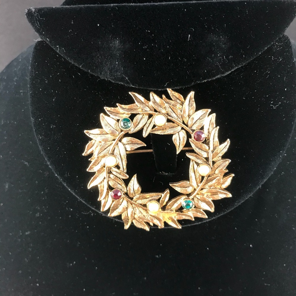 Vintage golden wreath brooch pearls, red and green